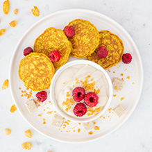 drugie śniadanie w bezglutenowej diecie pudełkowej - placuszki kukurydziane z jogurtem chałwowym i malinami